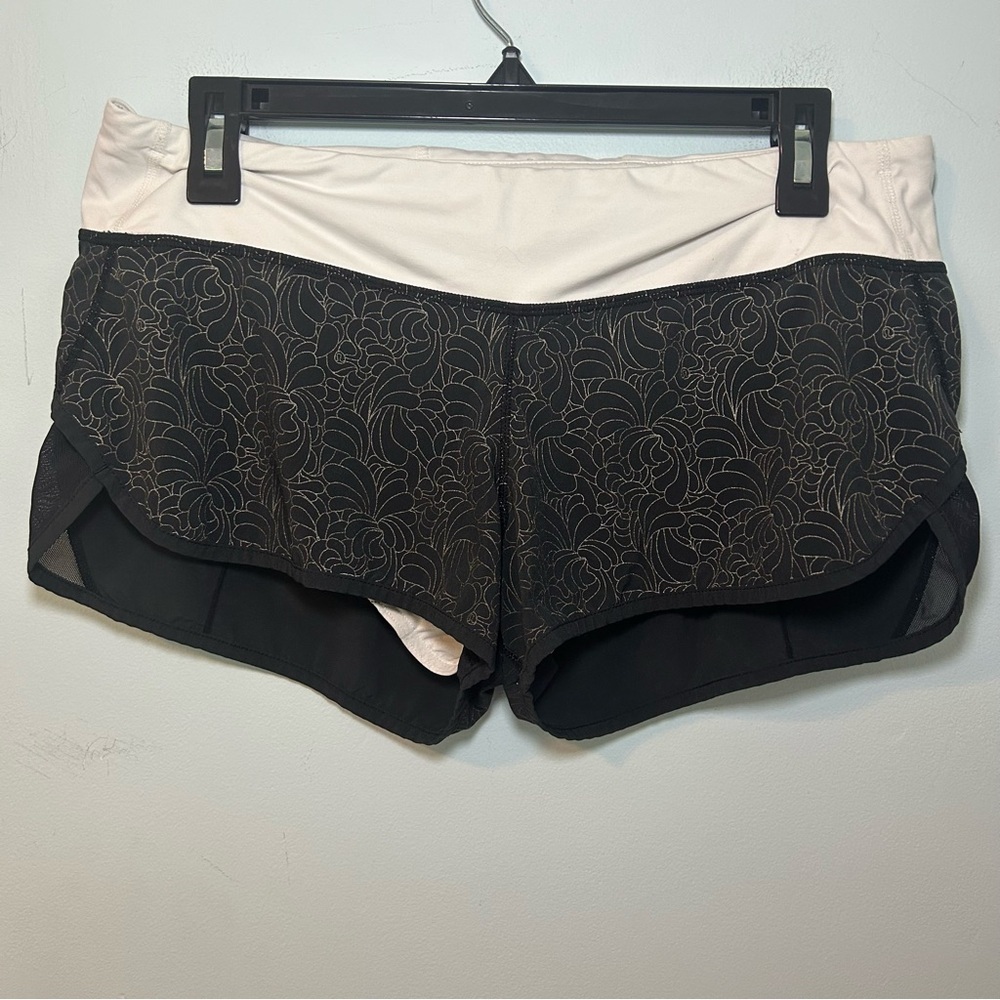 Lululemon White & Black Floral Embossed Speed Up Athletic Shorts Size 12